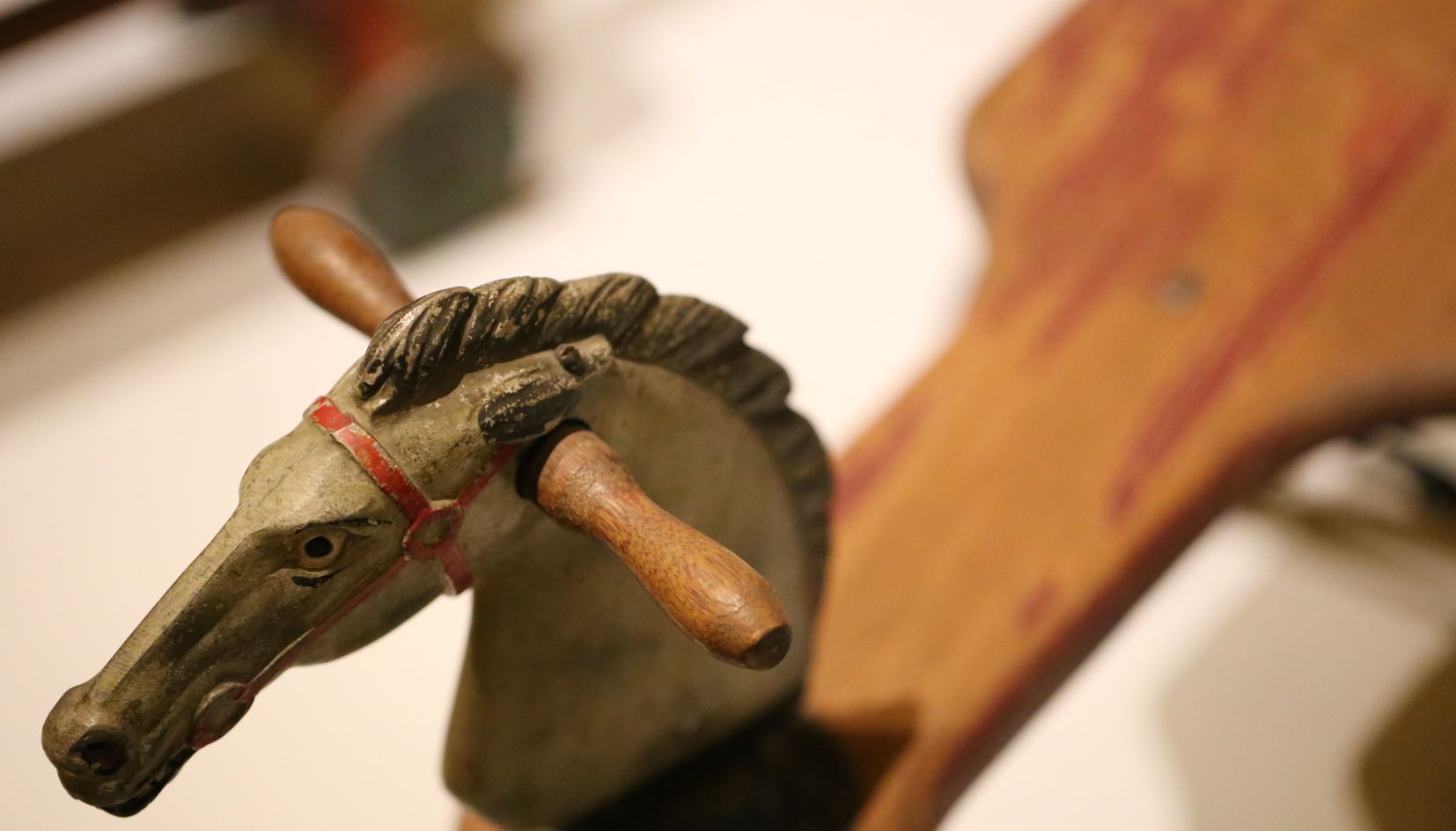 cavalli a dondolo di legno