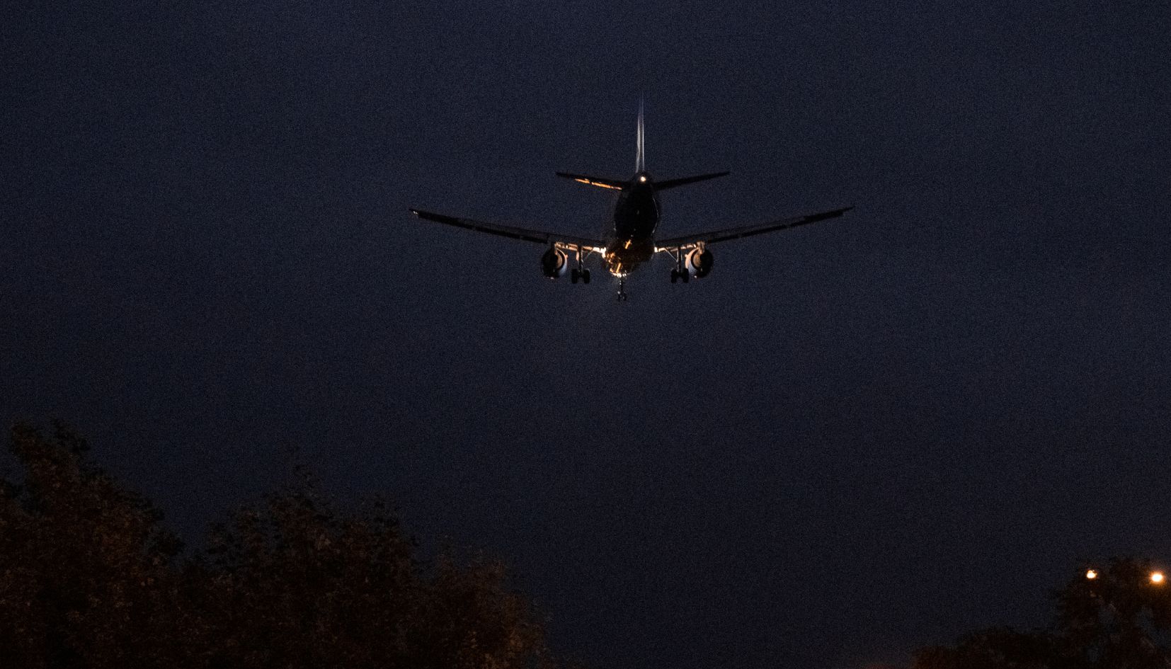 aereo che vola di notte